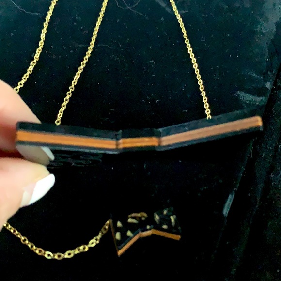 WOOD/carved lucite bow necklace - Picture 2 of 6